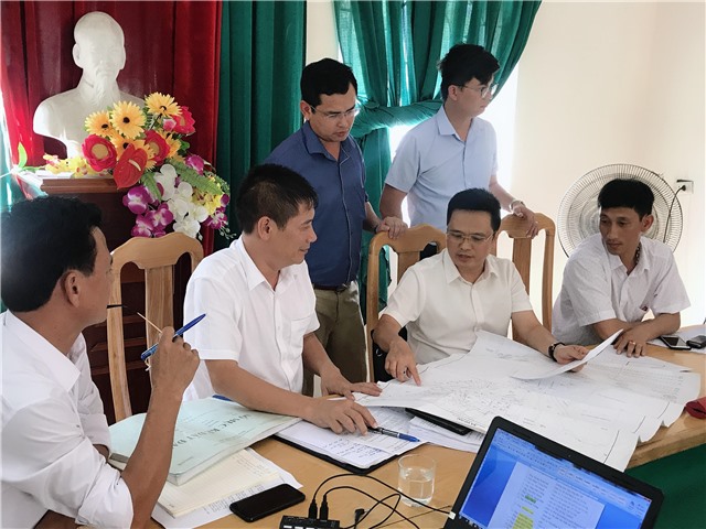 Đồng chí Nguyễn Hữu Nhã, Phó chủ tịch UBND TP đối thoại với hộ dân ảnh hưởng bới Dự án Trạm y tế xã Vũ Oai