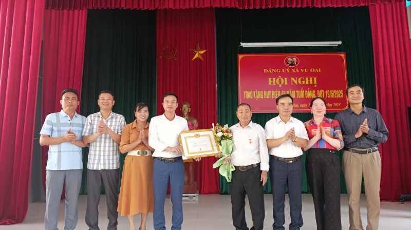 Xã Vũ Oai, tổ chức trao huy hiệu 45 năm tuổi Đảng, đợt 19/5/2025