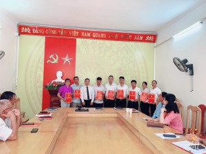 UBND xã Vũ Oai Trao quyết định công nhận chức danh trưởng thôn, nhiệm kỳ 2022-2025.