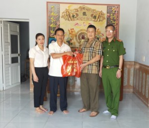Xã Vũ Oai tổ chức thăm, tặng quà cho gia đình chính sách và người có công với cách mạng nhân dịp kỷ niệm 76 năm ngày Thương binh - Liệt sỹ (27/7/1947-27/7/2023)