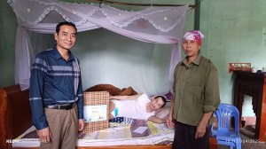 Xã Vũ Oai - thăm hỏi, tặng quà Người khuyết tật có hoàn cảnh khó khăn