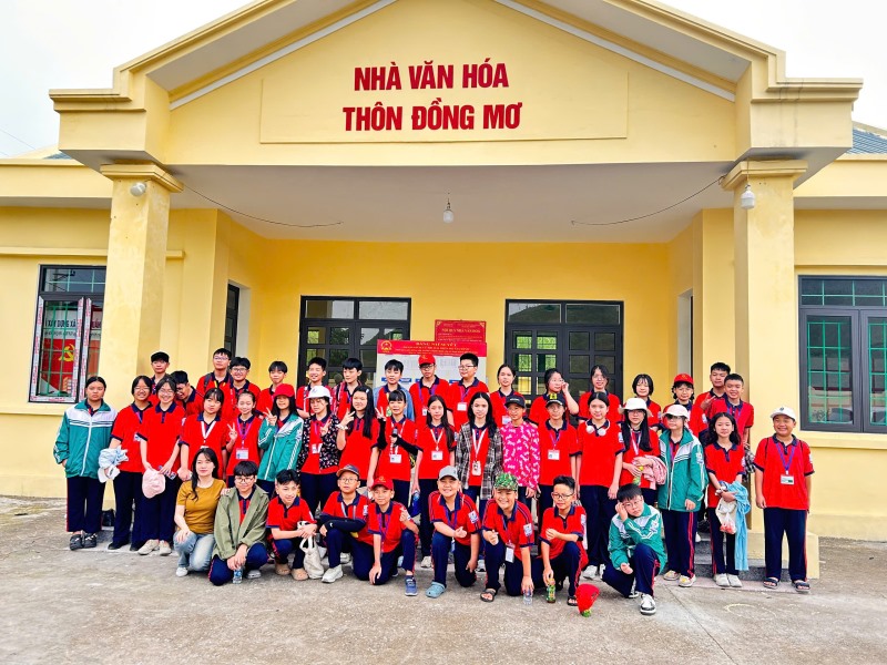 Học sinh lớp 6A9 Trường THCS Trọng Điểm hào hứng tham gia chương trình du lịch sinh thái và trải nghiệm sản xuất tại xã Vũ Oai.