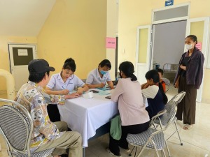 PHỐI HỢP TỔ CHỨC KHÁM SỨC KHỎE CHO NHÂN DÂN VÀ TRẺ EM TRƯỜNG MẦM NON XÃ VŨ OAI